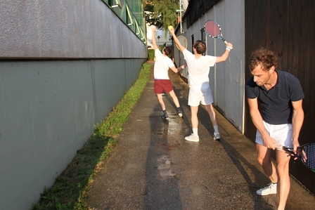 © FM4/Simon Welebil M185 spielen Tennis gegen die Wand in einem Durchgang